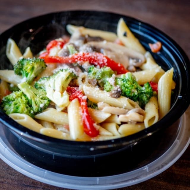 Ziti Primavera ,broccoli, Roasted Peppers, Mushrooms, and Plum Tomatoes in A Garlic Sauce.